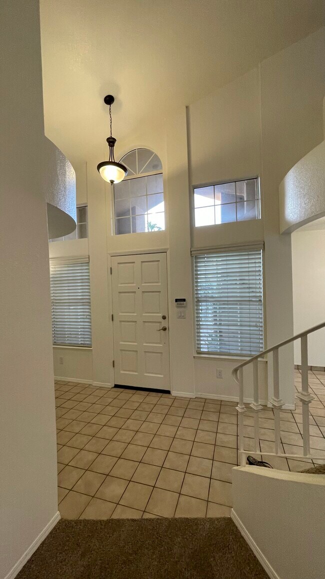 Foto del edificio - 645 E Champlain Dr