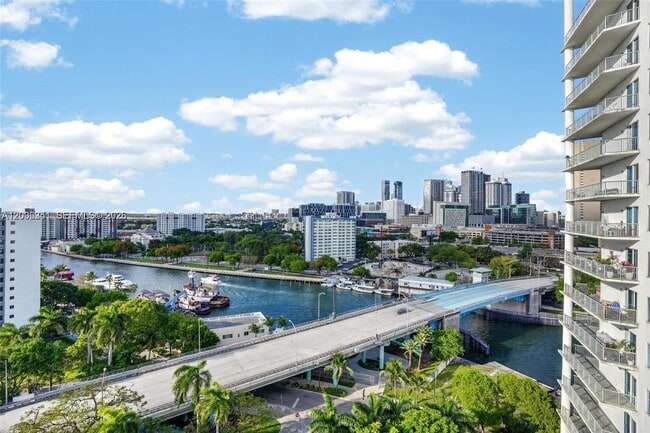 Foto del edificio - 10 SW South River Dr