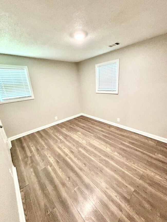 Building Photo - 2215 Sutton Dr