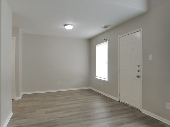 Foto del edificio - 6638 Windy River Ln