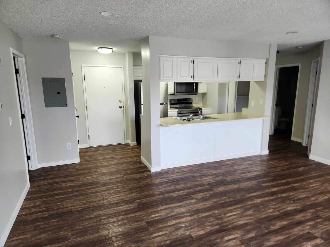 Foto principal - Village Green Apartments- 4532 Douglas