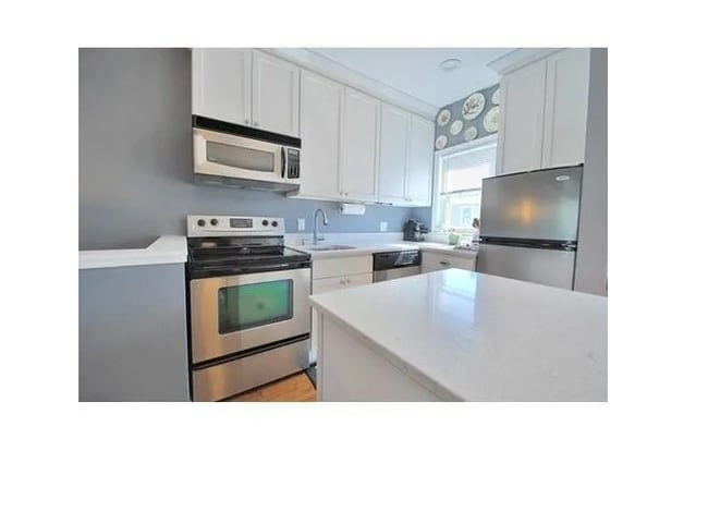 Building Photo - 136 D St