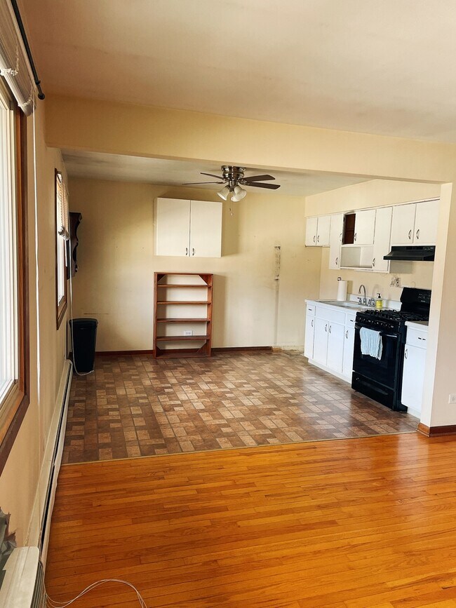 Foto del edificio - 826 N Milwaukee Ave