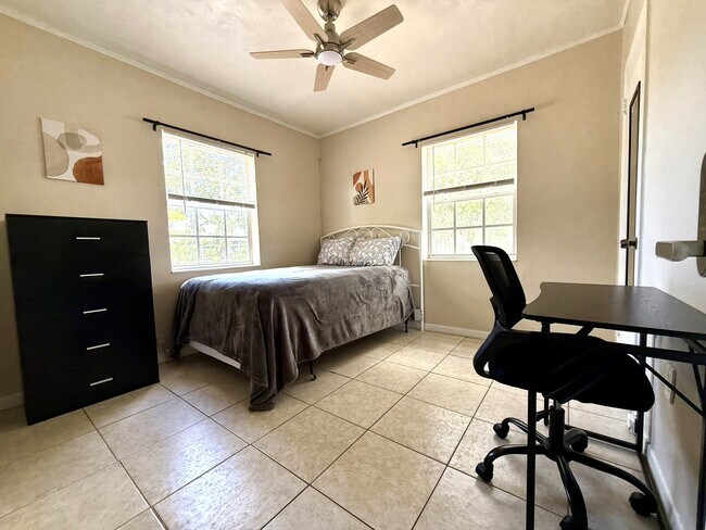 Foto del edificio - 19301 NW 5th Ct