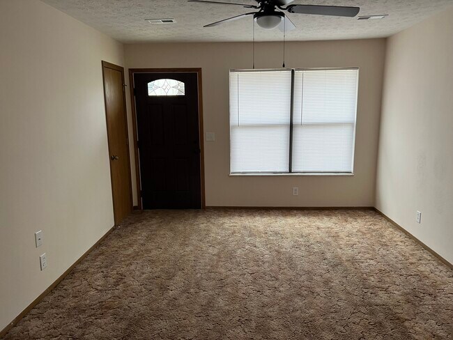 Foto del edificio - 527 Briarwood Dr