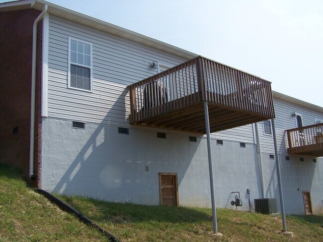 Building Photo - 2 bed, 2 bath, 2 car garage one level townhouse in West Knoxville