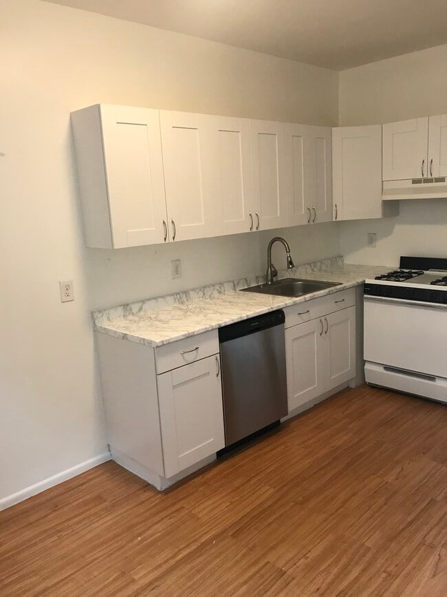 Building Photo - 137 W 110th St