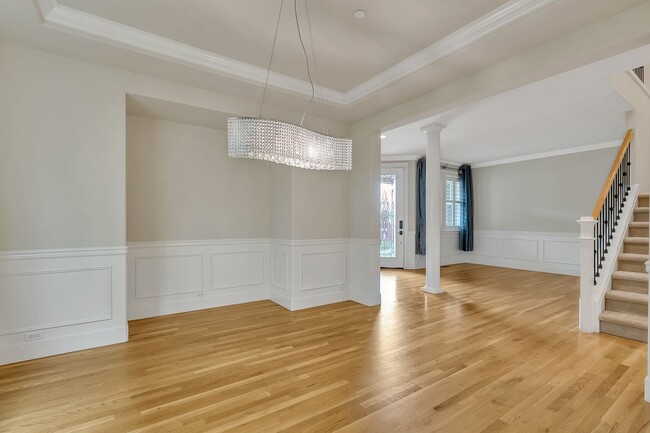 Building Photo - Must see in beautiful Redmond neighborhood