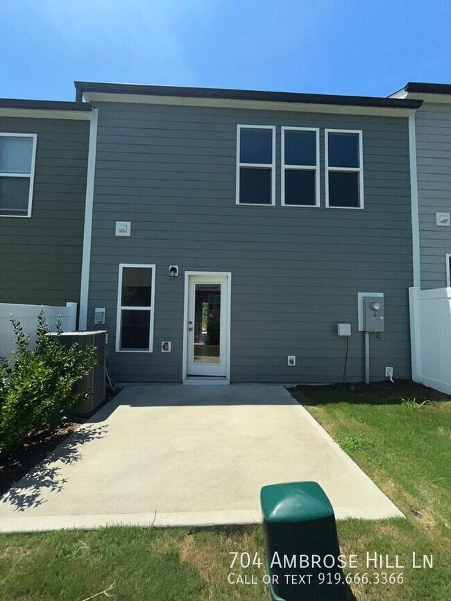 Foto del edificio - 704 Ambrose Hl Ln