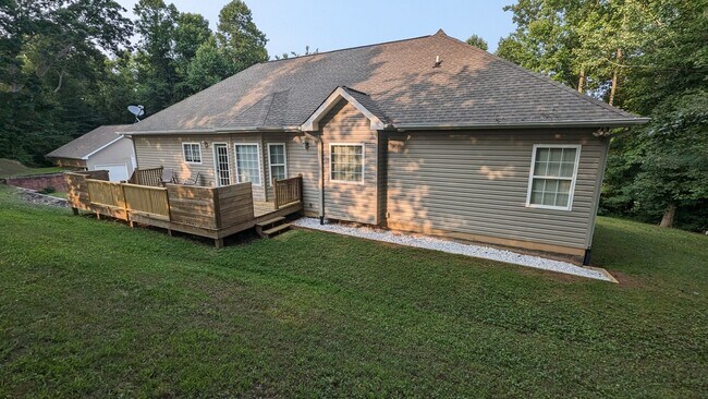 Building Photo - 4 Bed/2.5 Bath Home - Mowing, Trash & Inte...