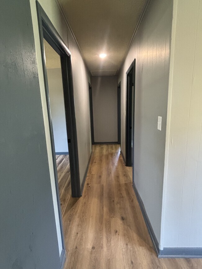 Foto del edificio - 2702 W Commercial St