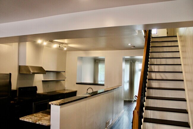 Building Photo - 221 Jacksonia St