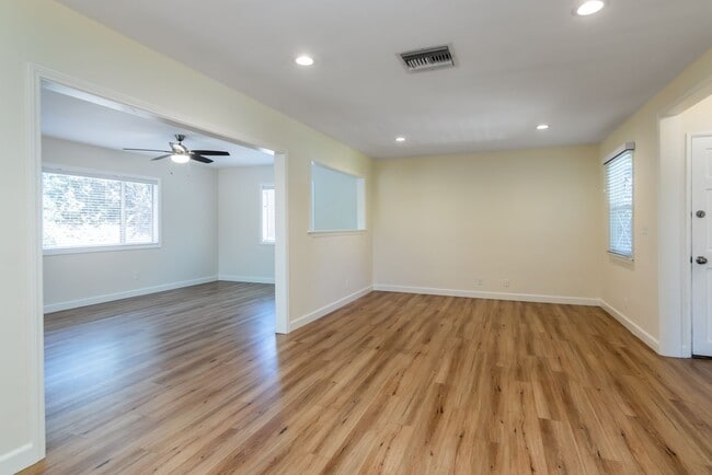Building Photo - Charming 3 Bedroom 2 Bath home South of the Blvd