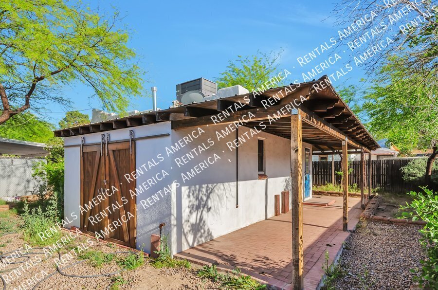 Primary Photo - 121 W Birdman Dr