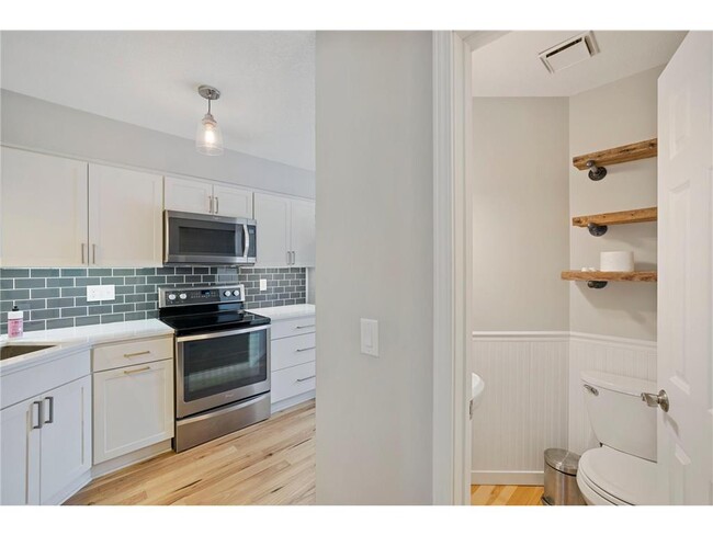 Building Photo - 214 5th Ave NE