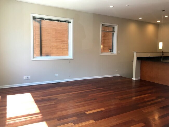 Building Photo - 1518 W Fry St