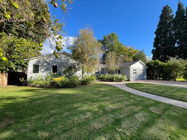 Building Photo - Upgraded Woodland Hills 2+2.5 plus 2 bonus rooms and Studio Guest House with kitchen and full bath!!