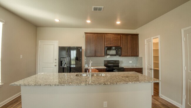 Foto del edificio - Spacious Townhome Available Now!