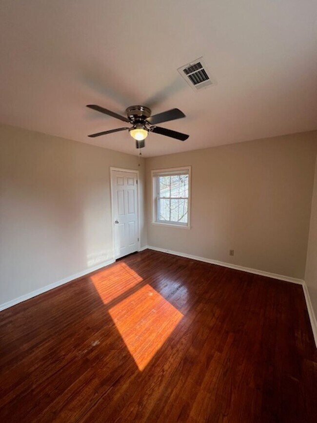 Foto del edificio - 810 Woodlawn Ave