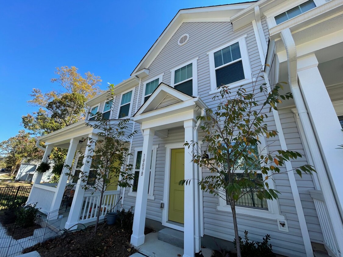 Foto principal - 2 Bedroom Townhome in Historic Mooresville