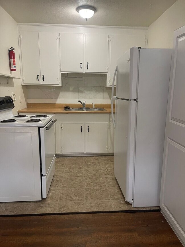 Foto del edificio - One bedroom, 1 bath Apartment on Airport Drive!