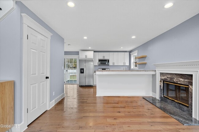 Building Photo - 716 Adams Cir