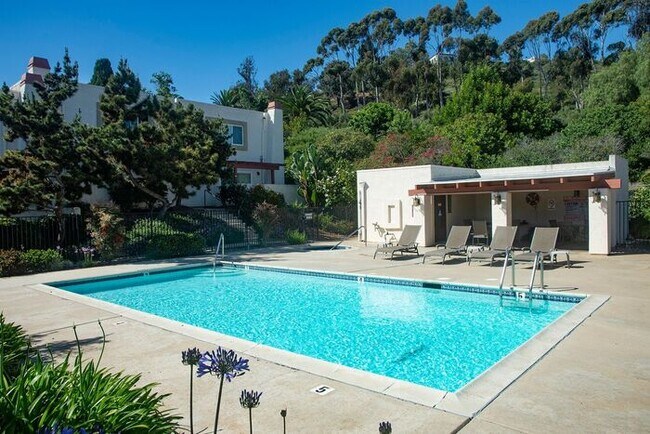 Foto del edificio - Spacious 2BD/2.5BA Town Home near Universi...