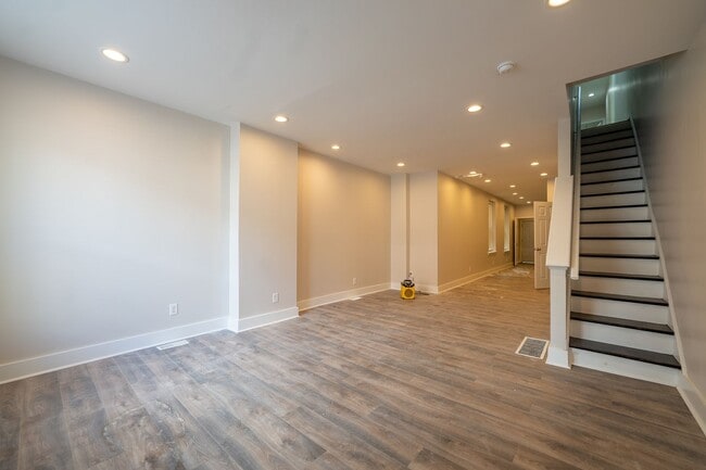 Building Photo - 6 Bed 2.5 Bath Completely rehabbed!
