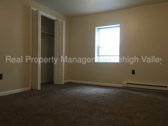 Building Photo - Three bedroom apartment available today!