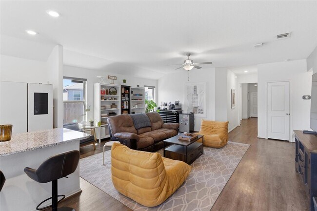 Foto del edificio - 7409 Spring Ray Dr