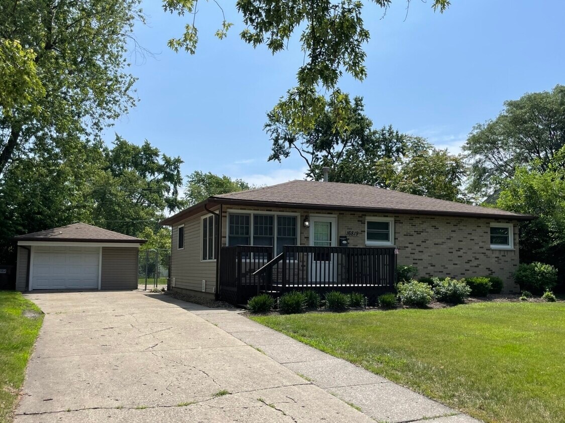Foto principal - 16819 Forest View Dr