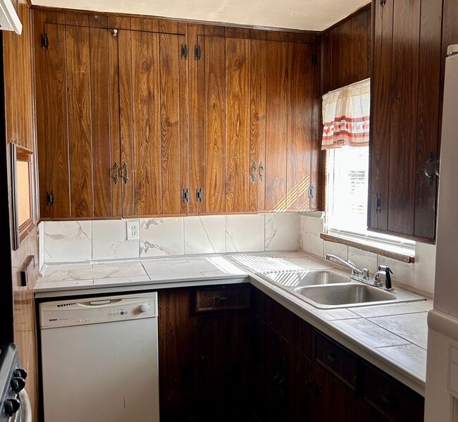Building Photo - Sunset Acres Beauty