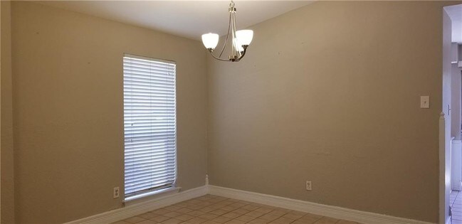 Building Photo - 2413 Village Green Dr