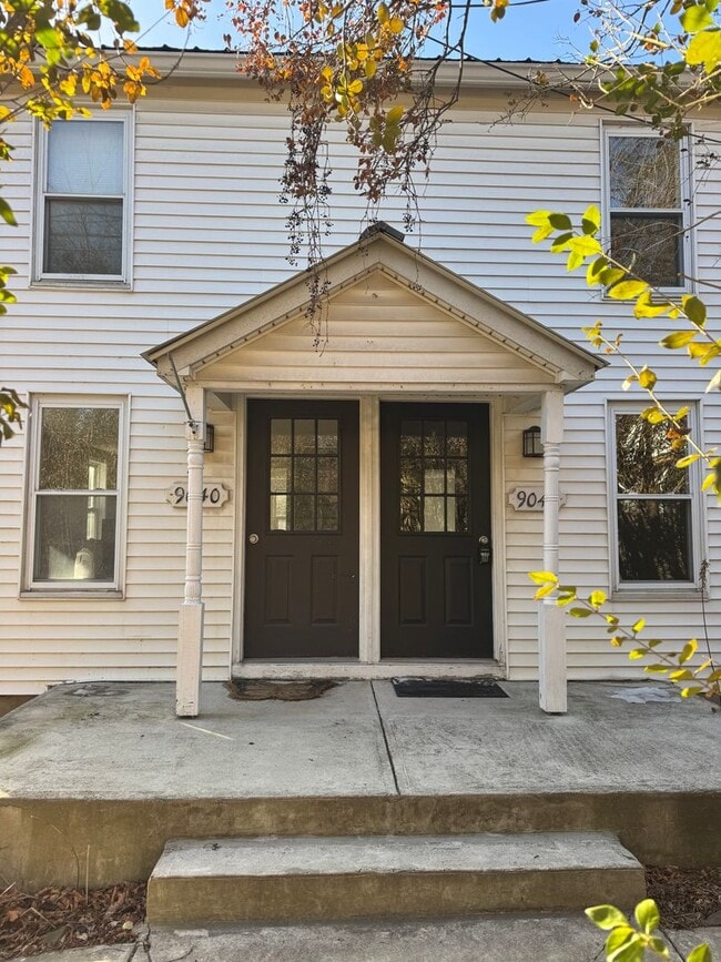 Building Photo - AVAILABLE NOW! Economical home with wood floors, Palisades Schools, laundry, gas heat