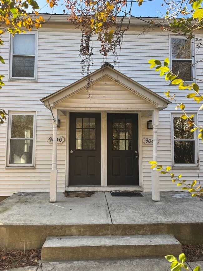 Foto del edificio - AVAILABLE NOW! Economical home with wood floors, Palisades Schools, laundry, gas heat