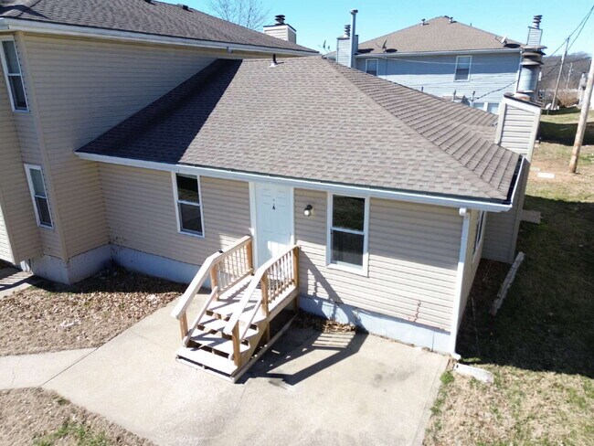 Foto del edificio - Updated 2 Bedroom/1 Bath Apartment in Parkville *READY NOW*