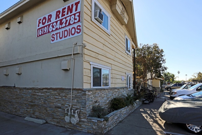 Building Photo - 3755-3771 Ingraham St