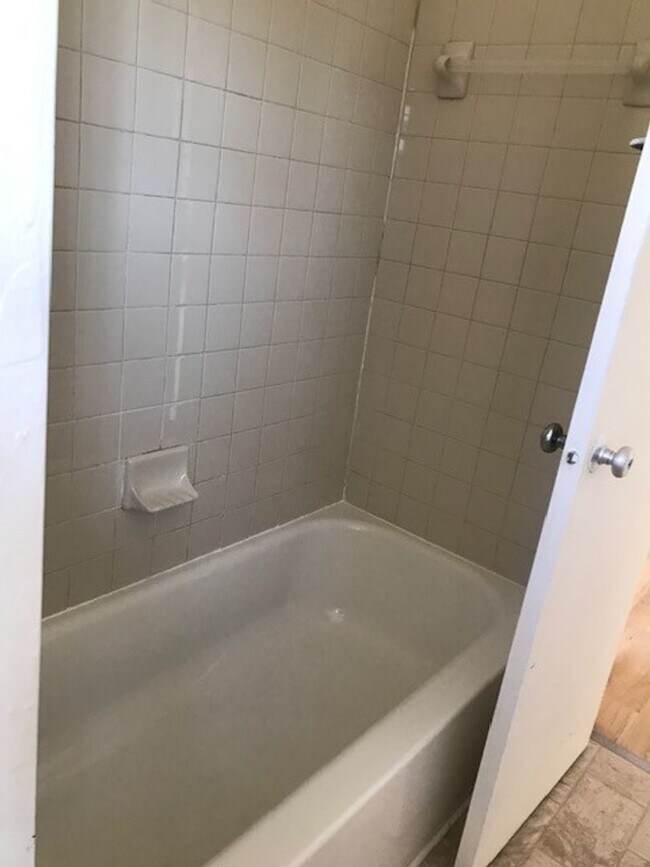 Foto del edificio - 2 Bedroom 1 Bath Upper Level unit-Close to...