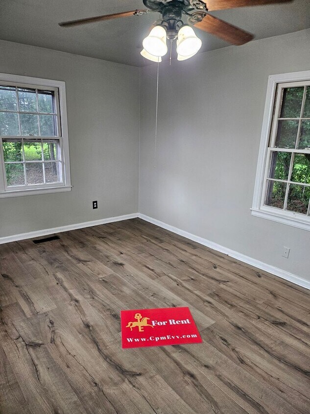 Foto principal - 3 bed 1 bath house