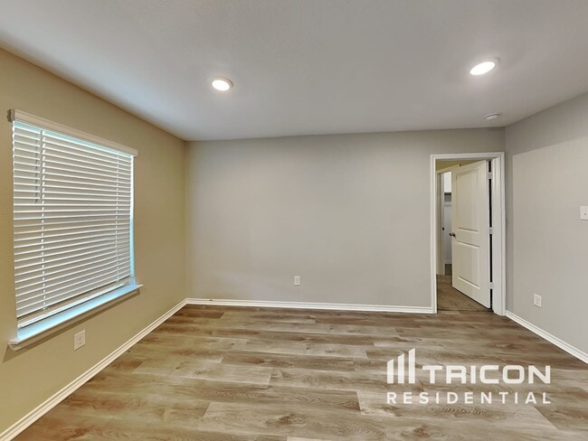 Building Photo - 2601 Hutchins Dr