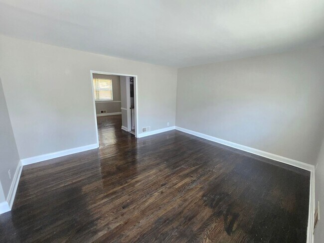 Building Photo - 3 Bedroom 2.5 Bathroom Townhome for Rent