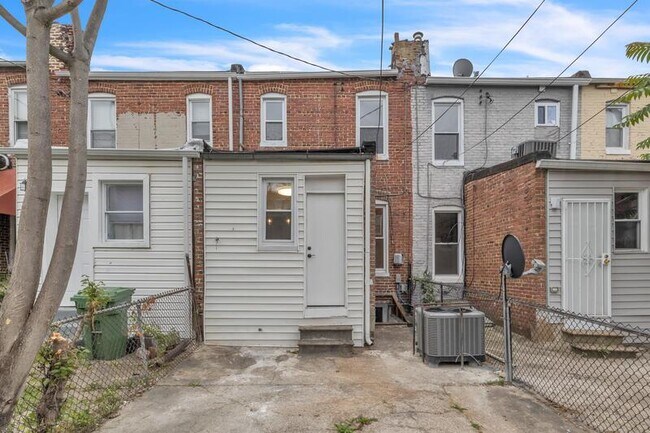 Building Photo - 2558 Aisquith St