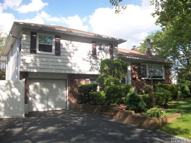 Primary Photo - 32 Greenway Dr