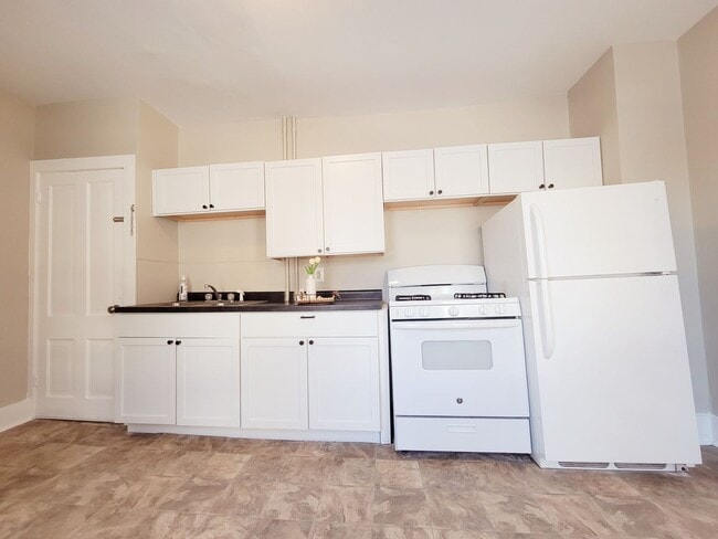 Building Photo - Large 2 Bedroom Side by Side Duplex