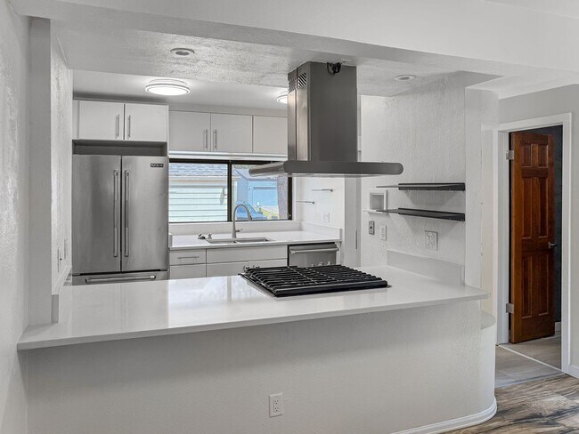 Building Photo - Beautifully Remodeled 3BD/2.5BA Spacious T...