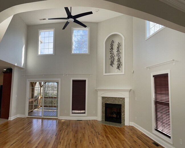 Foto del edificio - Spacious home with tons of upgrades! 4 Bedrooms/3.5 bathrooms