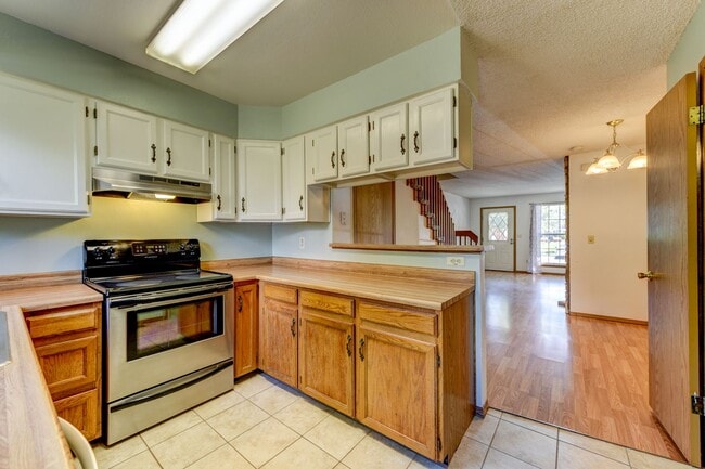 Beautiful 2 bed 2 bath townhome with carport in desirable Hearthwood Neighborhood With Pool!! - Beautiful 2 bed 2 bath townhome with carport in desirable Hearthwood Neighborhood With Pool!!