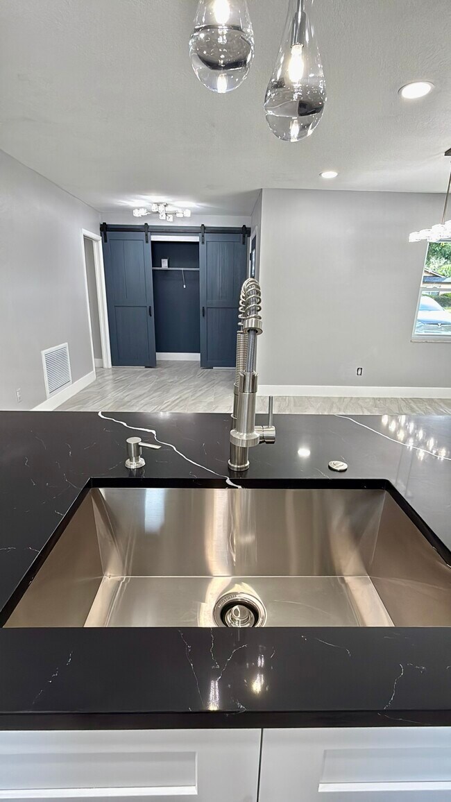Building Photo - 409 Evergreen Dr