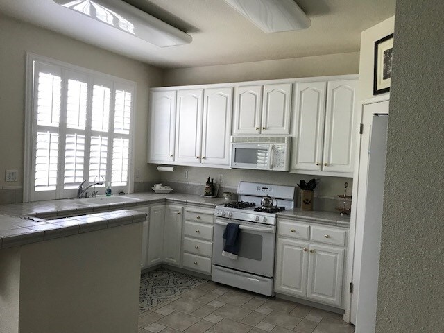 Foto del edificio - 344 Gladstone Dr