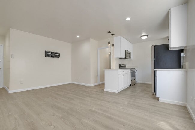 Foto del edificio - Spacious 1 Bedroom Apartments with Parking - Noho Arts District